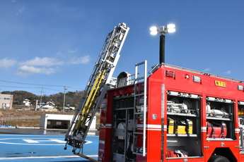 消防車上部から照明器具をせり上げ、車体上部の梯子を車体後部に電動で降下した状態の写真