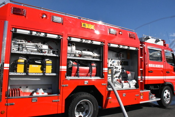 車体側面にきれいに畳んで収納してあるホースなどの消火器具の写真