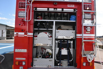 車体後部にきれいに畳んで収納してあるホースなどの消火器具の写真