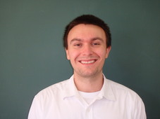 正面を向き、笑顔のジェイクさんの写真