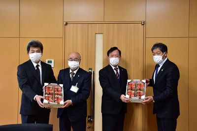 とちおとめの箱詰めを持つ町長と教育長、JAなす南の方々の写真