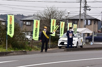 交通安全の街頭活動をする男性の写真