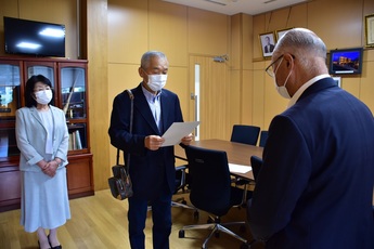 メッセージを読み上げる男性の写真