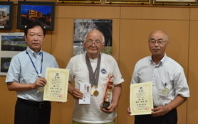 マスターズ優勝の髙野さんと町長らの写真