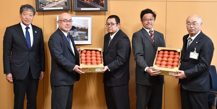 作柄報告のため町長室を訪れた写真