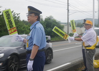 交通安全を呼びかける街頭活動写真1