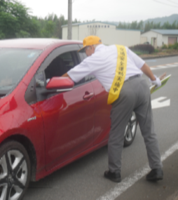 交通安全を呼びかける街頭活動写真2