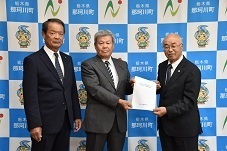 町農業委員会から建議要望書を手渡す写真