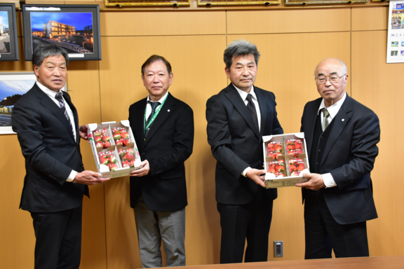 JAなす南から学校給食用の地元産イチゴが贈呈された写真