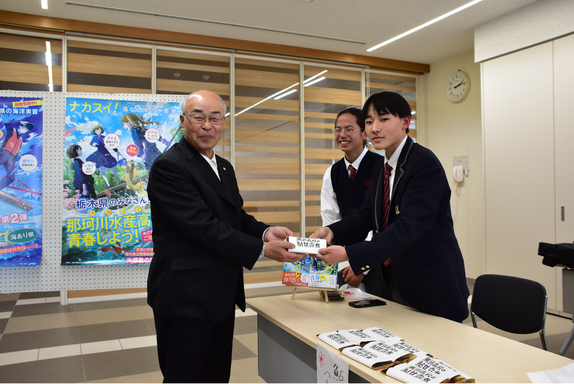 馬頭高校商品の庁内販売会写真1