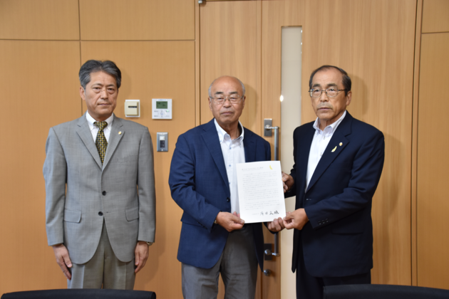 南那須保護区保護司会の佐藤さん、板橋さんと町長の写真