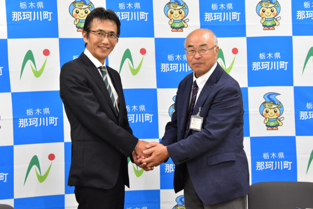 トーホー工業代表と握手する町長の写真