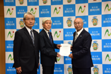 町農業委員会様より建議要望書受け取りの写真