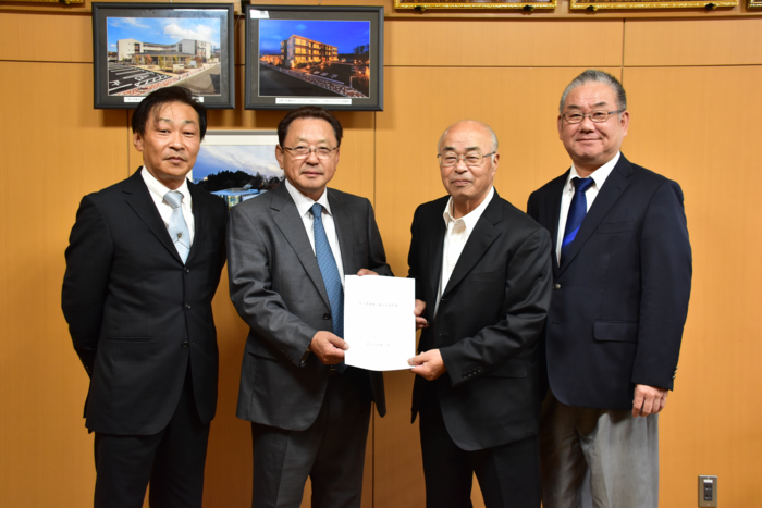 町商工会から商工業振興に関する要望書受け取りの写真