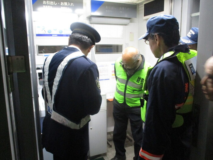 銀行ATMの巡回写真