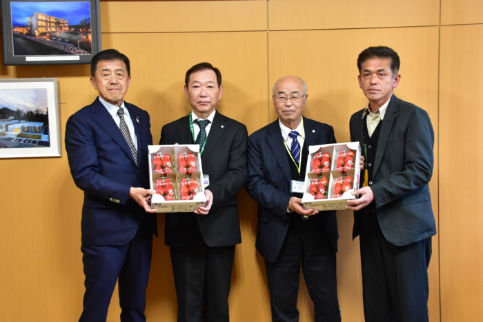JAなす南から学校給食用の地元産いちごが贈呈されている写真
