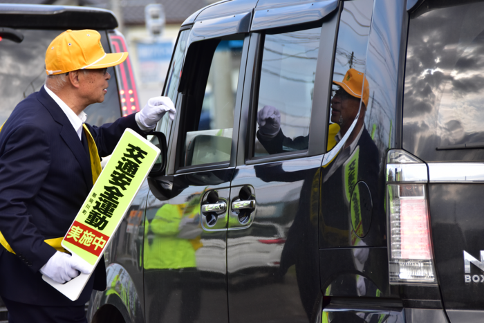 交通安全運動で街頭活動を行っている写真