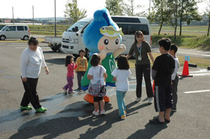 那珂川町福祉まつりで子どもたちに囲まれるなかちゃんの写真