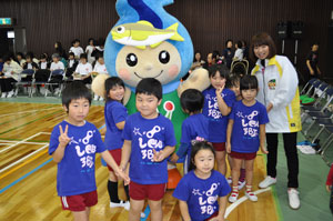 那珂川町キッズ3Bの子どもたちとなかちゃんの写真