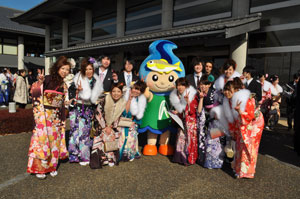 成人式での新成人たちとなかちゃんの記念写真