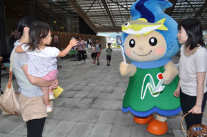 子どもとじゃんけんをするなかちゃんの写真