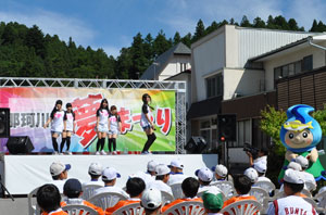 アイドルがライブをしている写真