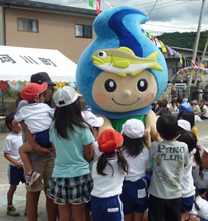 中央保育園運動会で子どもたちに囲まれるなかちゃんの写真