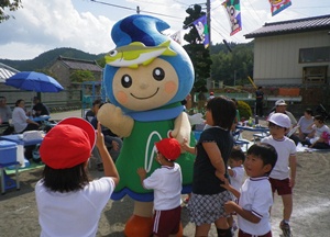 大内保育園運動会で子どもたちに囲まれるなかちゃんの写真