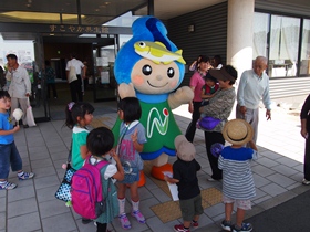 那珂川町福祉まつりで子どもたちに囲まれるなかちゃんの写真