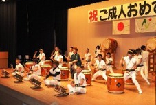 和太鼓を演奏している写真