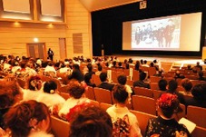 成人式で思い出写真が放映されている写真