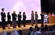 成人式で恩師がお祝いの言葉を述べている写真