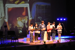 小学生による「鼓動」の朗読の写真