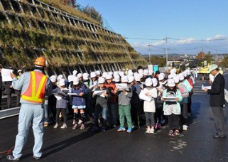 工事の説明を受ける子どもたちの写真