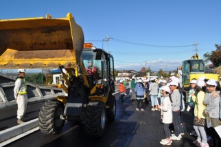重機の市場体験をしている写真