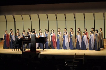 コーラス藍の合唱中の写真