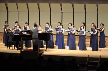 コール・クランツェの合唱中の写真