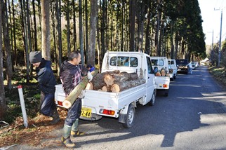 木材を軽トラックに積んでいる写真