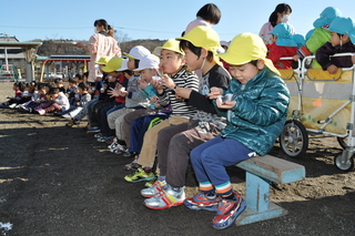 おもちをほお張る園児たちの写真