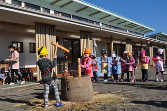 もちつきをする園児の写真