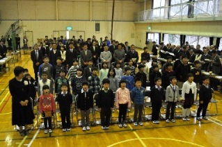 薬利小・閉校式の写真