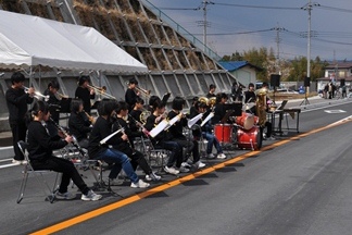 小川中吹奏楽部の演奏中の写真