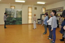 日本画の作品解説をしている写真