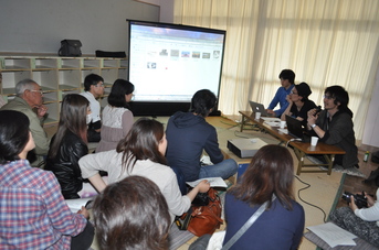 トークショーの様子の写真