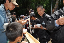 流しそうめんをしている写真