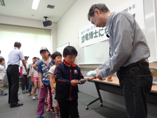 「恐竜博士認定証」を受け取る子どもたちの写真