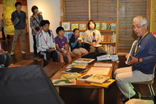 いわむらさんによる絵本の読み聞かせの写真