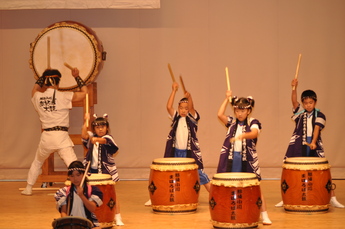 和太鼓をたたく子どもたちの写真