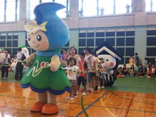 ムカデ競走をするなかちゃんの写真