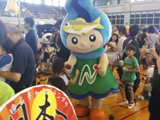 玉入れをするなかちゃんの写真